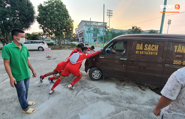 Cầu thủ U22 Việt Nam giải cứu chiếc xe gặp sự cố khó đỡ, mắc kẹt vì cống thoát nước - Ảnh 3.