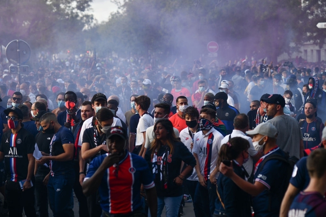 Fan PSG tràn ra đường quậy phá, đốt xe sau thất bại ở chung kết Champions League - Ảnh 7.