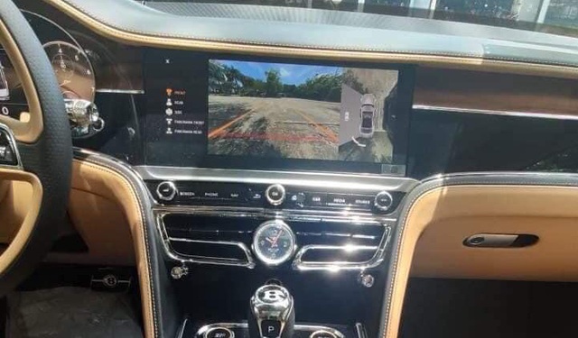 Can canh Bentley Flying Spur 2020 dau tien Viet Nam voi logo tho thut phat sang kieu Rolls-Royce