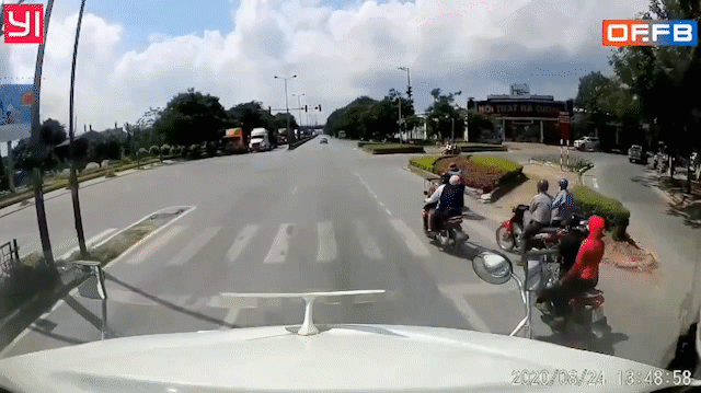CLIP: Cua trái đột ngột, người đàn ông bị xe container đâm kinh hoàng ngay ngã tư