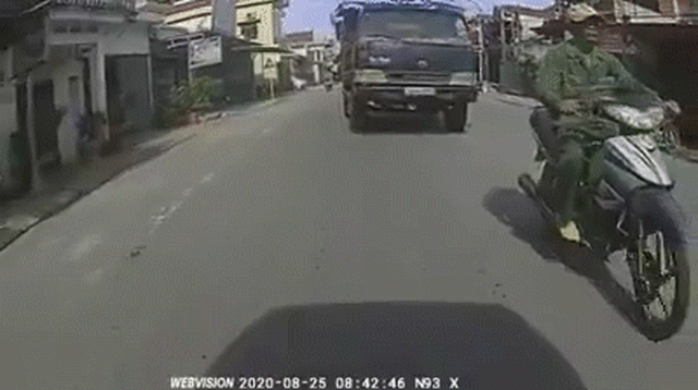 CLIP: Người đàn ông bị xe ben húc mạnh từ phía sau, cú lọt gầm sau đó mới kinh hoàng