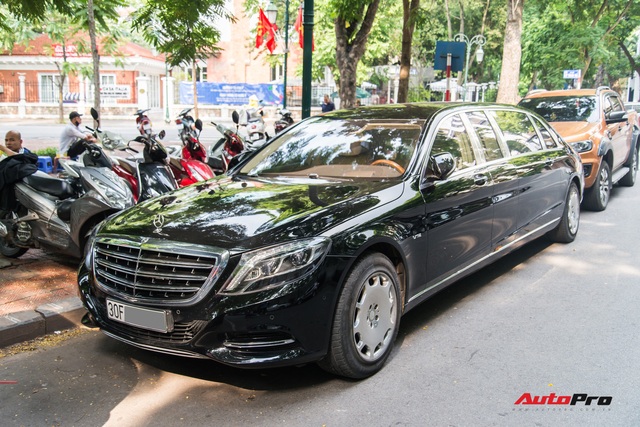 Mercedes-Maybach S600 Pullman của Chủ tịch tập đoàn FLC bất ngờ xuất hiện trên phố, chiều dài của xe gây ấn tượng - Ảnh 1.