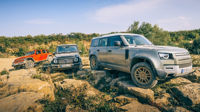 Land Rover Defender 'tỉ thí' off-road Mercedes-Benz G-Class, đại gia Việt cần xem trước khi xuống tiền
