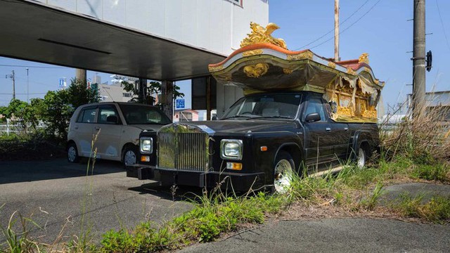 Xe cổ bị bỏ hoang sau vụ nổ hạt nhân ở Nhật Bản - Ảnh 11.