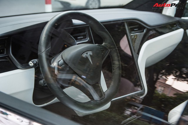 Hàng hiếm Tesla Model X gặp nạn tại Nha Trang, có một chi tiết được cư dân mạng hết lời khen ngợi - Ảnh 4. Hàng hiếm Tesla Model X gặp nạn tại Nha Trang, có một chi tiết được cư dân mạng hết lời khen ngợi - Ảnh 4.