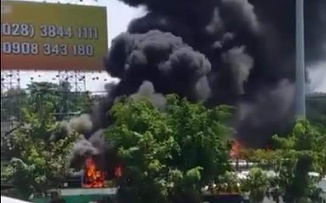 Cháy lớn ở bãi xe ven Sài Gòn, khói đen bốc cao nhiều mét, 12 phương tiện bị thiêu rụi - Ảnh 1.