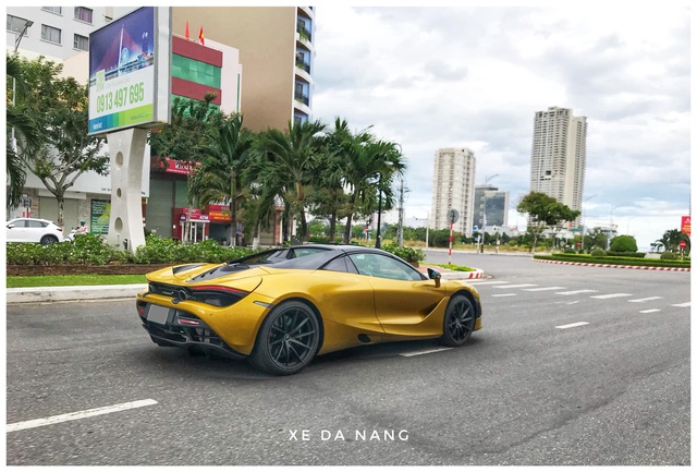 Sieu xe McLaren 720S Spider mau vang dong lan banh tren duong pho Da Nang