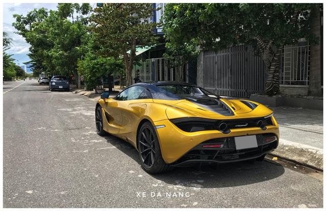 Siêu xe McLaren 720S Spider màu vàng đồng lăn bánh trên đường phố Đà Nẵng - Ảnh 2.