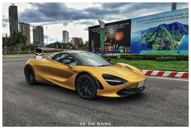 Sieu xe McLaren 720S Spider mau vang dong lan banh tren duong pho Da Nang