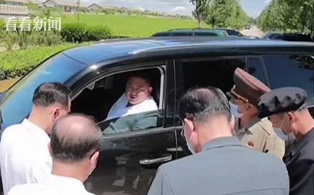 Hình ảnh ông Kim Jong-un lái xe SUV lần đầu được công bố: Ngồi ghế lái ra chỉ thị - Ảnh 1.