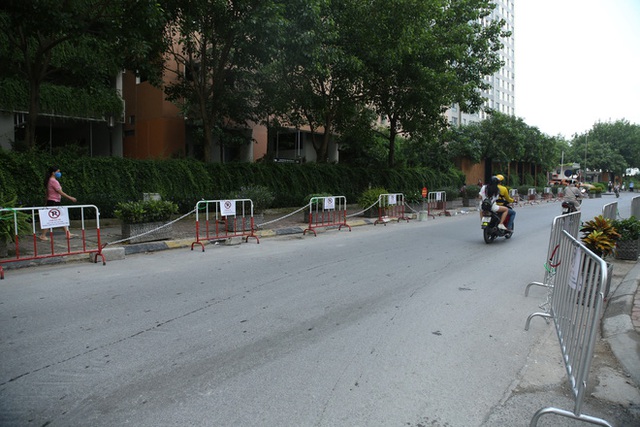 Sau dán giấy và khóa bánh, cư dân chung cư ở Hà Nội lập hàng rào sắt cấm ô tô đậu sai quy định gây tắc nghẽn giao thông - Ảnh 4.