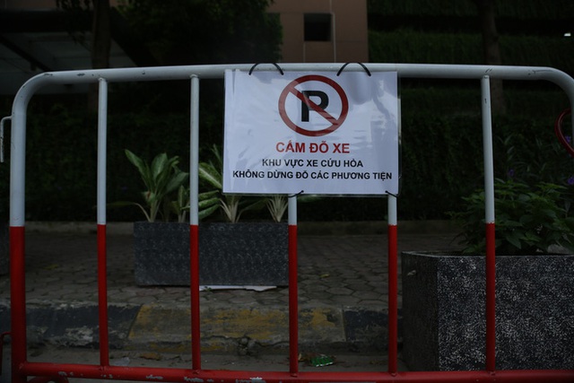 Sau dán giấy và khóa bánh, cư dân chung cư ở Hà Nội lập hàng rào sắt cấm ô tô đậu sai quy định gây tắc nghẽn giao thông - Ảnh 5.