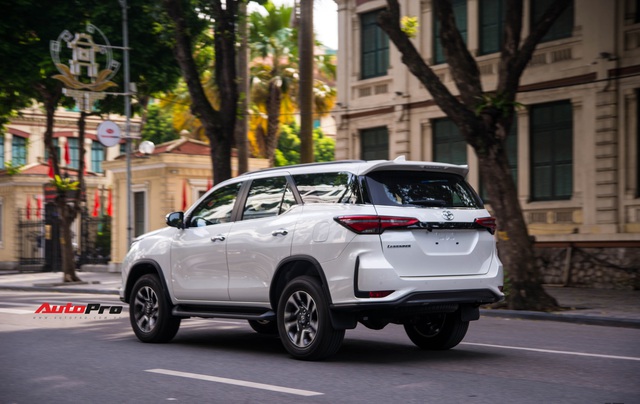 Toyota Fortuner 2020 xuất hiện trên đường phố Hà Nội trước thời điểm ra mắt chính thức - Ảnh 2.