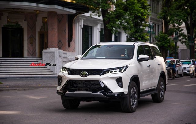 Toyota Fortuner 2020 xuất hiện trên đường phố Hà Nội trước thời điểm ra mắt chính thức - Ảnh 1.