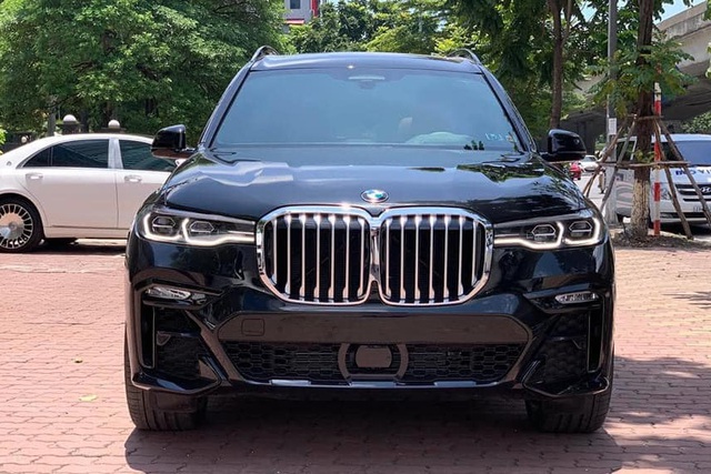 BMW X7 nhập tư hạ giá sốc: Rẻ hơn nửa tỷ đồng so với xe chính hãng, làm khó Lexus LX 570 - Ảnh 1.