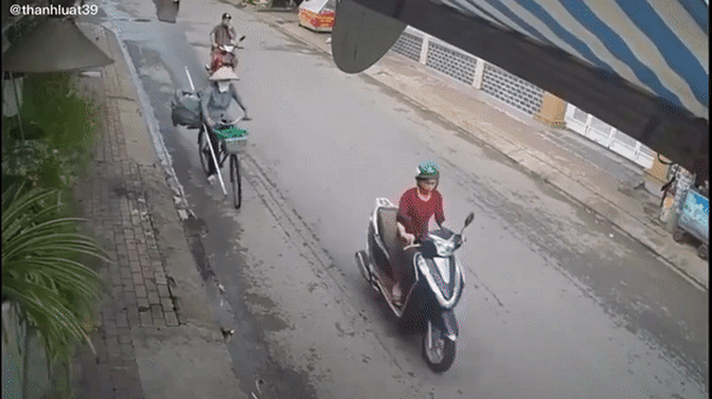 Nữ ninja bất ngờ 'tung chiêu', người đàn ông ngã văng sau cú chọc gậy trời giáng