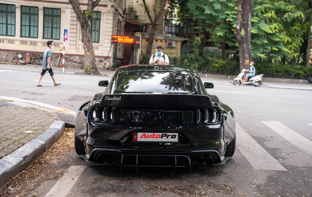 Ngắm Ford Mustang GT 5.0 độ widebody cực độc trên đường phố Hà Nội, cách đỗ xe khiến nhiều người ngạc nhiên - Ảnh 6.