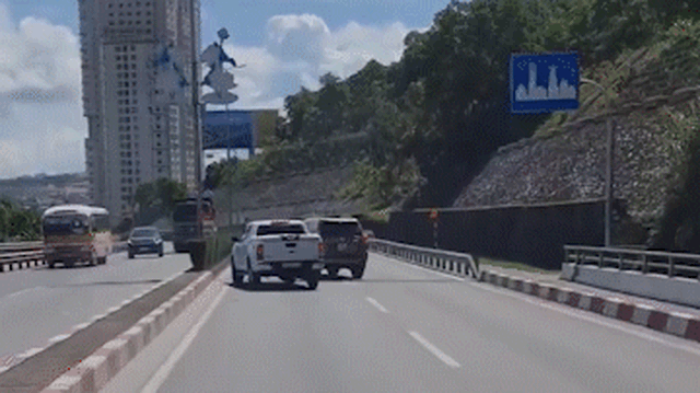 Clip 6 phút ghi lại màn "đụng độ" giữa 2 ô tô khiến bao phương tiện liên lụy trên cầu Bãi Cháy