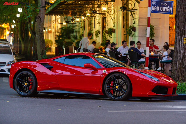 Ca sĩ Tuấn Hưng mang Ferrari 488 GTB đi offline với dàn siêu xe Hà Nội - Ảnh 4. Ca sĩ Tuấn Hưng mang Ferrari 488 GTB đi offline với dàn siêu xe Hà Nội - Ảnh 4.