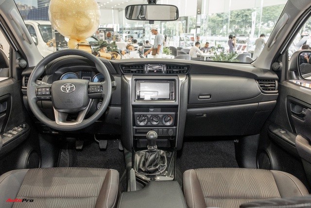 Chi tiết Toyota Fortuner 2021 bản rẻ nhất dưới 1 tỷ đồng: Trang bị thực dụng cho dân chạy dịch vụ - Ảnh 9.