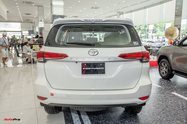Chi tiết Toyota Fortuner 2021 bản rẻ nhất dưới 1 tỷ đồng: Trang bị thực dụng cho dân chạy dịch vụ - Ảnh 6.