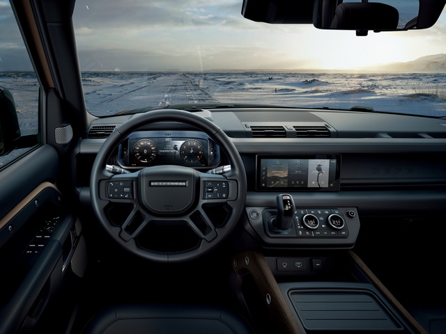 Land Rover Defender 2020 trình làng khách Việt: Thiết kế lột xác, giá từ dưới 4 tỷ đồng cạnh tranh Mercedes-Benz G-Class - Ảnh 3. Land Rover Defender 2020 trình làng khách Việt: Thiết kế lột xác, giá từ dưới 4 tỷ đồng cạnh tranh Mercedes-Benz G-Class - Ảnh 3.