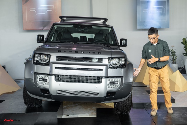 Land Rover Defender 2020 trình làng khách Việt: Thiết kế lột xác, giá từ dưới 4 tỷ đồng cạnh tranh Mercedes-Benz G-Class - Ảnh 4. Land Rover Defender 2020 trình làng khách Việt: Thiết kế lột xác, giá từ dưới 4 tỷ đồng cạnh tranh Mercedes-Benz G-Class - Ảnh 4.