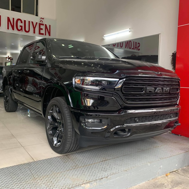 Siêu bán tải Ram 1500 Limited thứ 2 về Việt Nam: Giá hơn 4 tỷ đồng, đối thủ Ford F-150 - Ảnh 3. Siêu bán tải Ram 1500 Limited thứ 2 về Việt Nam: Giá hơn 4 tỷ đồng, đối thủ Ford F-150 - Ảnh 3.