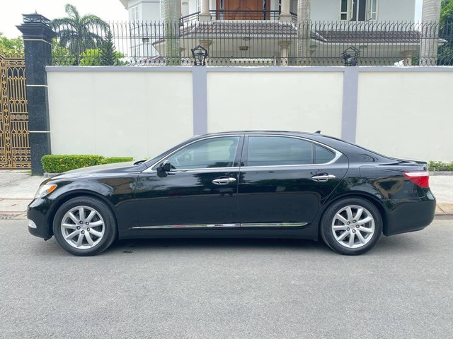 Qua thời đỉnh cao, Lexus LS 460L bán lại rẻ hơn giá Toyota Camry ‘đập hộp’ - Ảnh 4.