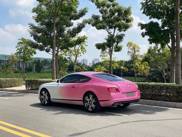 Chán màu áo cam, Bentley Continental GT V8 đầu tiên tại Việt Nam lại lột xác với lớp áo đổi màu độc đáo - Ảnh 1.