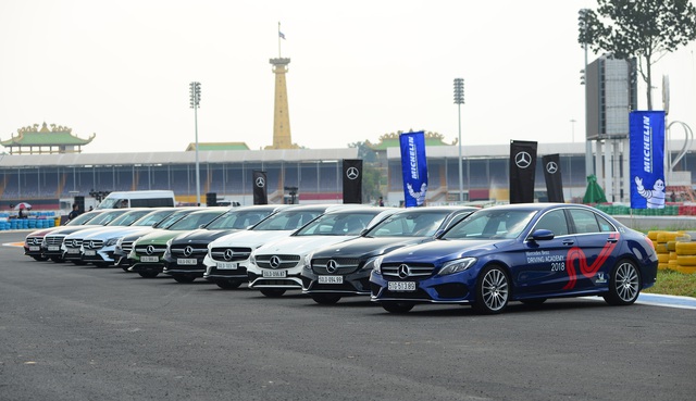 Về nước không lâu, Mercedes-Benz GLB và A 35 4Matic đã được trưng dụng làm xe tập lái cho khách hàng - Ảnh 1.