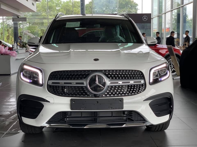 Mercedes-Benz GLB lộ diện ngoài đời thực tại Việt Nam: Dáng vuông vức bề thế, nội thất xịn hơn công bố - Ảnh 1.