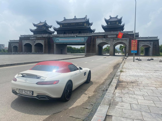 Doanh nhân Hà Nội chia tay hàng hiếm Mercedes-AMG GT Roadster - Ảnh 1.