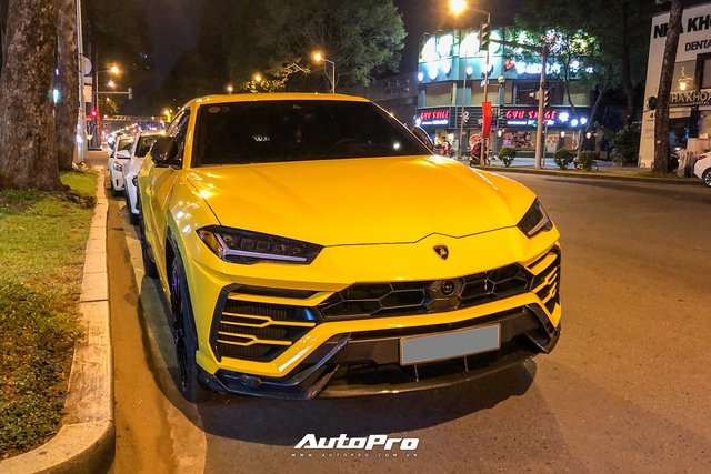 Lamborghini Urus vàng với gói carbon gây chú ý về tay người chơi Sài Gòn - Ảnh 2.
