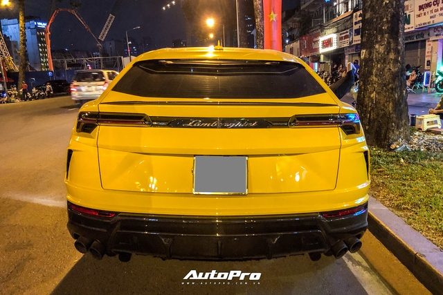 Lamborghini Urus vàng với gói carbon gây chú ý về tay người chơi Sài Gòn - Ảnh 8.
