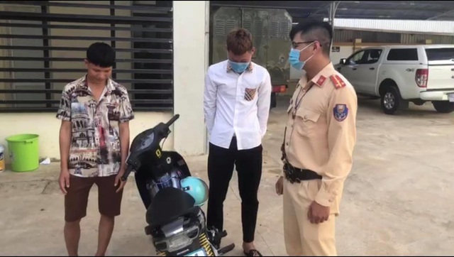 CLIP: 2 thanh, thiếu niên vừa đi xe máy vừa múc nước gội đầu trên quốc lộ - Ảnh 2. CLIP: 2 thanh, thiếu niên vừa đi xe máy vừa múc nước gội đầu trên quốc lộ - Ảnh 2.