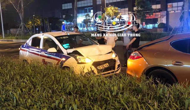 Taxi tông móp siêu xe tiền tỷ, hình ảnh tài xế bên vệ đường khiến tất cả chú ý - Ảnh 1. Taxi tông móp siêu xe tiền tỷ, hình ảnh tài xế bên vệ đường khiến tất cả chú ý - Ảnh 1.