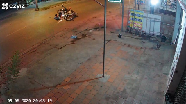 Đâm trúng xe máy chạy ẩu, thanh niên nằm gục xuống đường khiến tất cả khiếp sợ - Ảnh 2. Đâm trúng xe máy chạy ẩu, thanh niên nằm gục xuống đường khiến tất cả khiếp sợ - Ảnh 2.