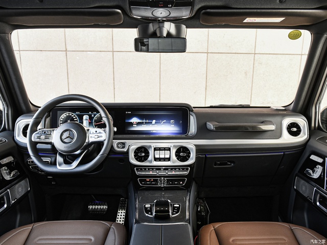 Mercedes-Benz ra mắt G-Class giá rẻ với động cơ ‘yếu bất thường’ - Ảnh 4.