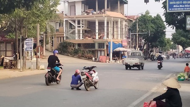 Người phụ nữ nhảy xuống xe ngồi giữa đường, rồi có hành động khiến ai đi qua cũng thắc mắc