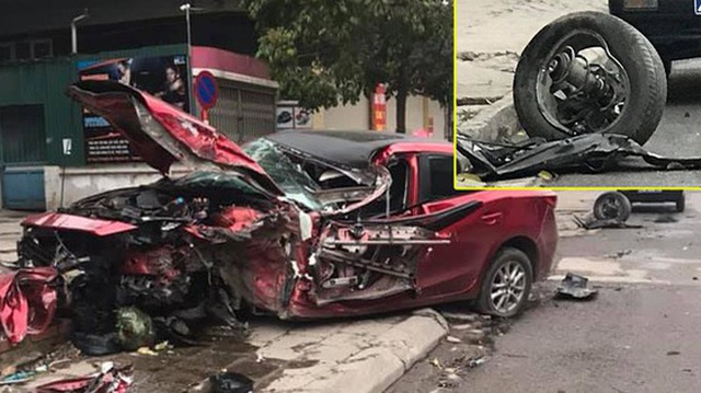 Ô tô Mazda nát đầu không rõ nguyên nhân trên hè phố, hiện trường khiến nhiều người ám ảnh