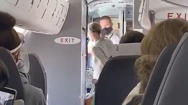 Cứng đầu không chịu đeo khẩu trang trên máy bay, người phụ nữ bị đuổi xuống trong tiếng hò reo của các hành khách khác