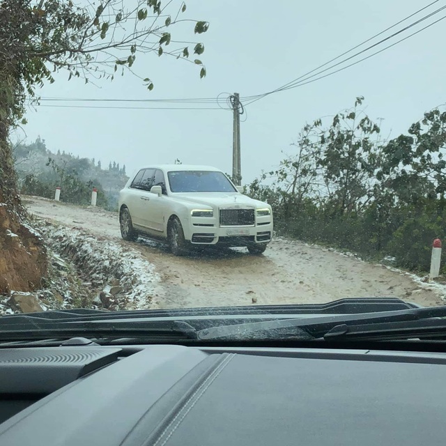 Đại gia mang Rolls-Royce Cullinan 40 tỷ vượt đường tuyết lên Lào Cai bất chấp nhiều xe từng gặp nạn do trơn trượt - Ảnh 2.