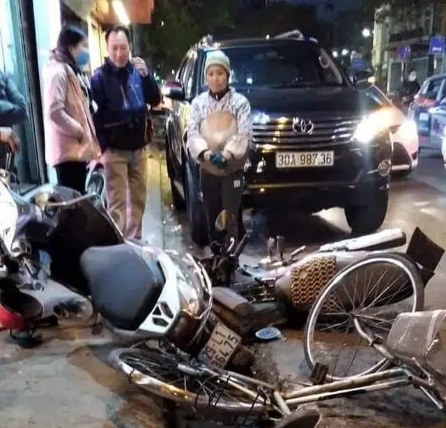 Hà Nội: Nữ tài xế lái xe điên tông hàng loạt xe máy giữa phố rồi bỏ trốn khỏi hiện trường - Ảnh 1.