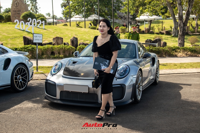 Phản ứng của người dân khi thấy dàn xe hơn 100 tỷ đồng của ông Đặng Lê Nguyên Vũ: Xe rẻ nhất Morgan thu hút nhiều sự chú ý bất ngờ - Ảnh 6. Phản ứng của người dân khi thấy dàn xe hơn 100 tỷ đồng của ông Đặng Lê Nguyên Vũ: Xe rẻ nhất Morgan thu hút nhiều sự chú ý bất ngờ - Ảnh 6.