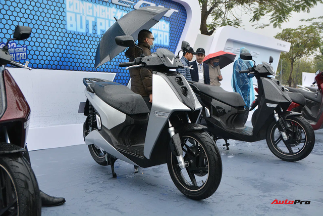 Ra mắt VinFast Theon: Xe máy điện to như Honda SH, có ABS 2 kênh và nhiều công nghệ ‘xịn xò’ khác - Ảnh 2.