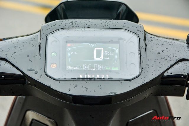 Ra mắt VinFast Theon: Xe máy điện to như Honda SH, có ABS 2 kênh và nhiều công nghệ ‘xịn xò’ khác - Ảnh 5. Ra mắt VinFast Theon: Xe máy điện to như Honda SH, có ABS 2 kênh và nhiều công nghệ ‘xịn xò’ khác - Ảnh 5.