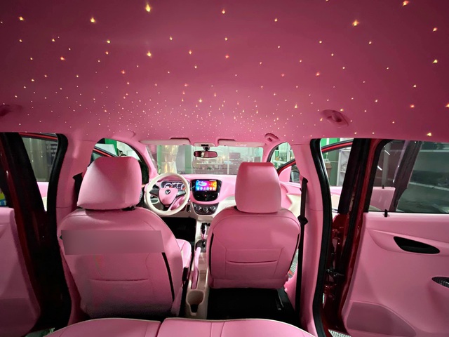 VinFast Fadil độ nội thất hồng cực độc, sở hữu chi tiết vốn chỉ có trên xe Rolls-Royce - Ảnh 2.