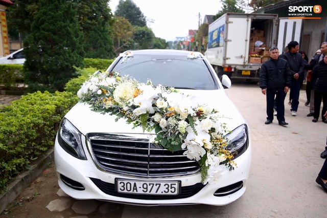 Cầu thủ Bùi Tiến Dũng tự tay cầm lái xe sang Mercedes S400 giá khoảng 4 tỷ đi đón dâu - Ảnh 1. Cầu thủ Bùi Tiến Dũng tự tay cầm lái xe sang Mercedes S400 giá khoảng 4 tỷ đi đón dâu - Ảnh 1.