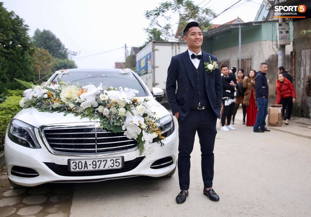 Cầu thủ Bùi Tiến Dũng tự tay cầm lái xe sang Mercedes S400 giá khoảng 4 tỷ đi đón dâu - Ảnh 2. Cầu thủ Bùi Tiến Dũng tự tay cầm lái xe sang Mercedes S400 giá khoảng 4 tỷ đi đón dâu - Ảnh 2.